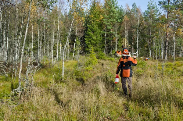 adam bir fırça kesici ile
