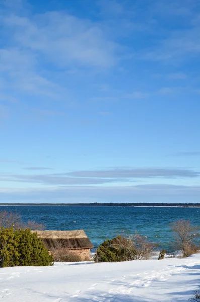 Cielo blu e acqua blu — Foto Stock