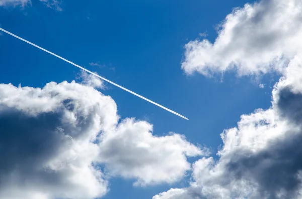 Linha de vapor no céu — Fotografia de Stock