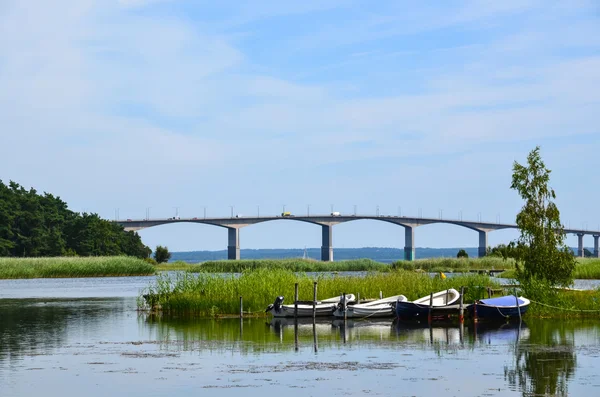 Merangkak perahu oleh jembatan — Stok Foto
