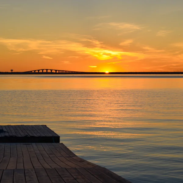 Coucher de soleil au pont — Photo