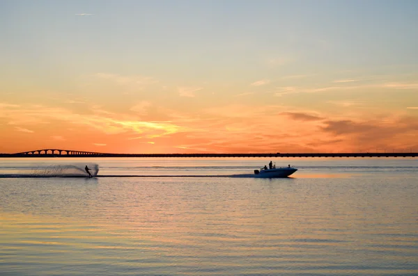 Ski nautique au coucher du soleil — Photo