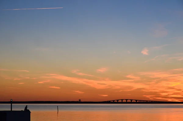 Figyeli a hídon naplementekor — Stock Fotó