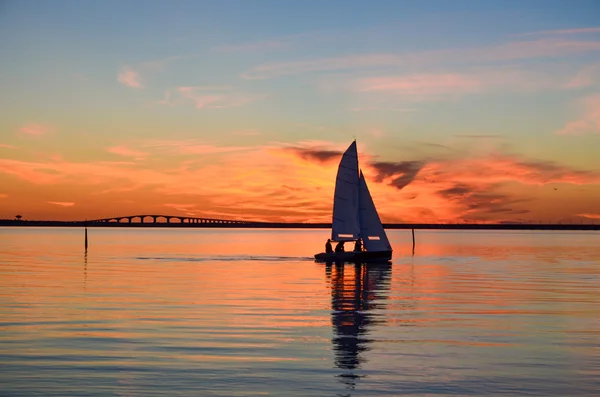 Naviguer au coucher du soleil — Photo