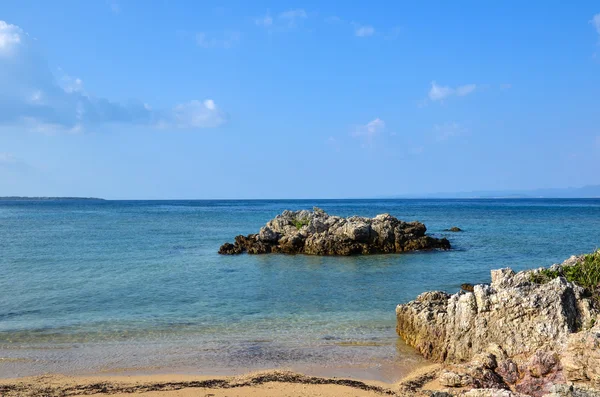 Rocce sulla costa tropicale — Foto Stock