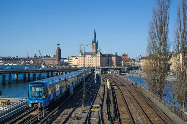 O trem do metrô chega à cidade de Estocolmo — Fotografia de Stock