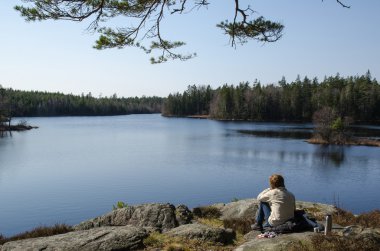 Göl kenarında oturan