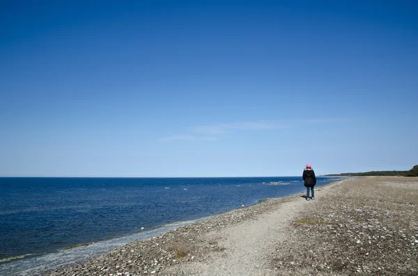Walking woman along coast — Stock Photo, Image