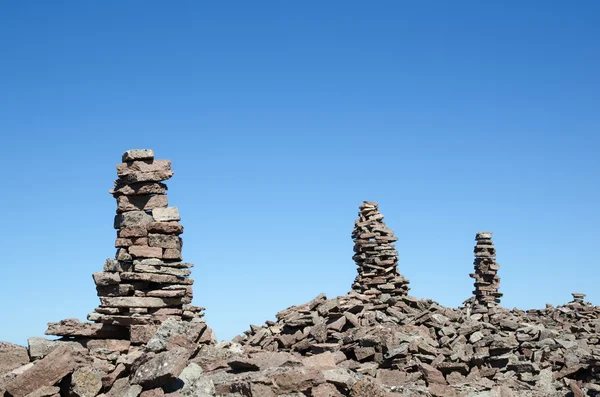 Gruppo di pilastri rocciosi in un cielo azzurro chiaro — Foto Stock