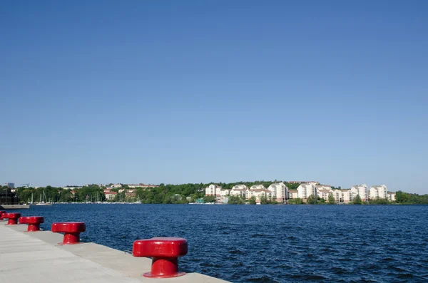 Suburbio en la verde ciudad de Estocolmo - capital de Suecia — Foto de Stock