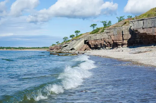 Des falaises sont tombées près de la côte — Photo