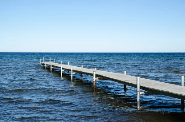 Holzbadesteg in blauem Wasser — Stockfoto