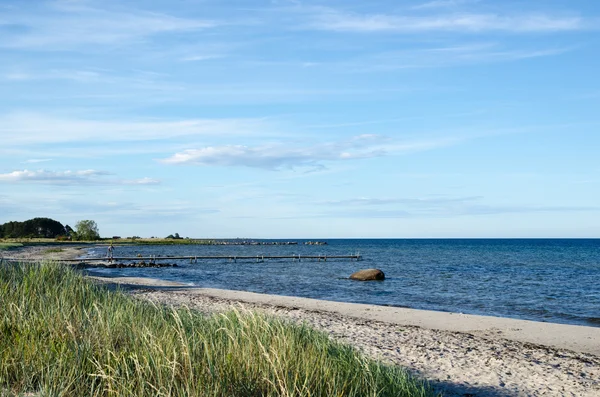 Zatoka z kąpieli małe molo na plaży — Zdjęcie stockowe