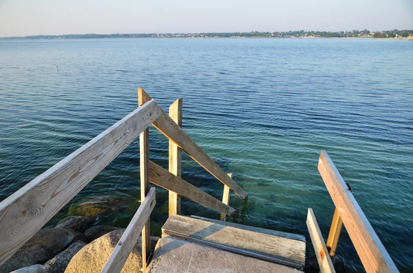 Holztreppe zum Wasser — Stockfoto