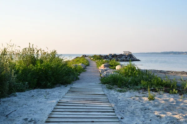 Holzweg am Strand — Stockfoto