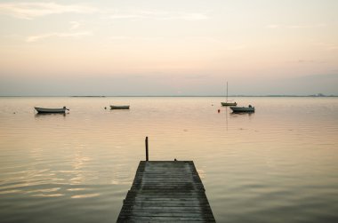 eski jetty bağlantılı kürekli tekneler su ile