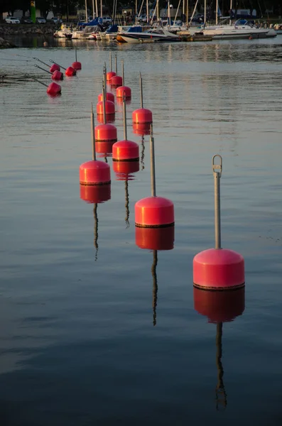 Reihe roter Bouys — Stockfoto