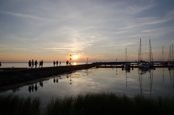 Pequena vista para o porto ao pôr do sol — Fotografia de Stock