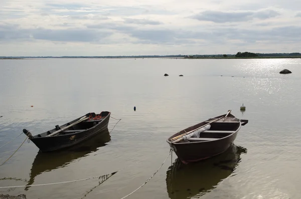 Two old wooden rowing boats by the coast — Stock Photo, Image