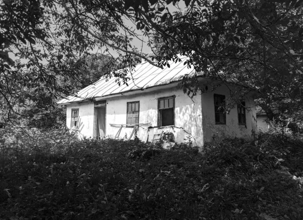 Abandonada Velha Casa Rural Preto Branco — Fotografia de Stock