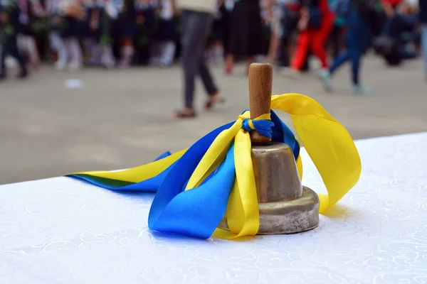 挂满乌克兰国旗的校钟 — 图库照片