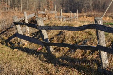 Köydeki eski ahşap çitler.