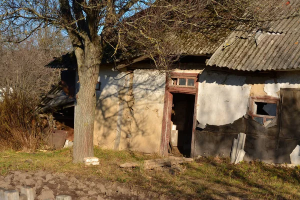 ウクライナの村にある古い田舎の家で — ストック写真