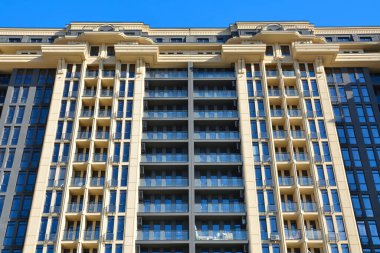 Yeni inşa edilen ofis merkezinin ön cephesi