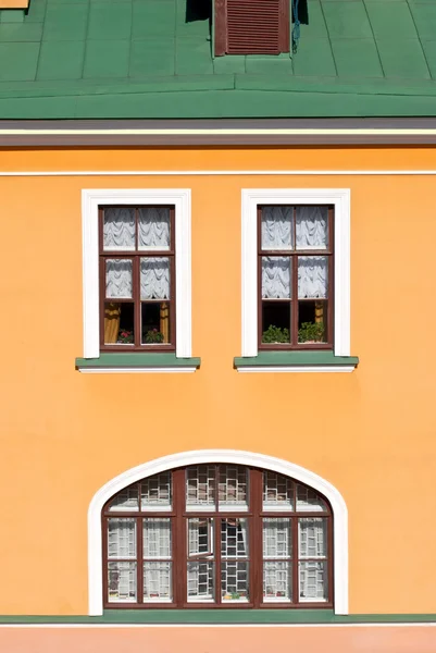 Dom fasada z windows. — Zdjęcie stockowe