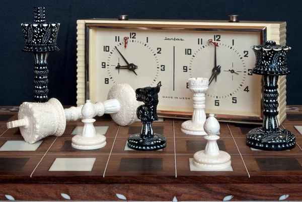 Relógio Xadrez Tabuleiro Xadrez Com Figuras Definidas Para Novo Jogo fotos,  imagens de © Y-Boychenko #187489972