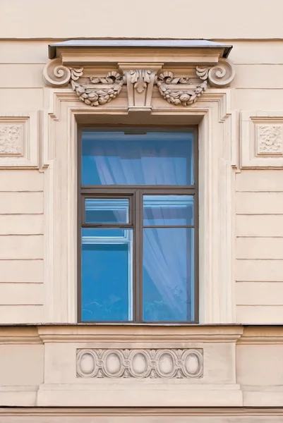 Una ventana con bajorrelieve . —  Fotos de Stock