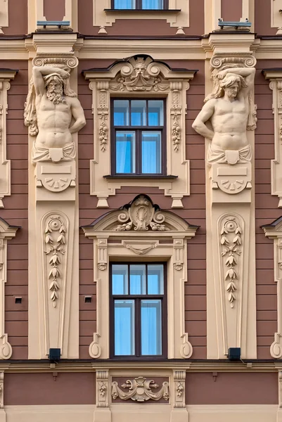 A fachada do edifício com esculturas antigas . — Fotografia de Stock