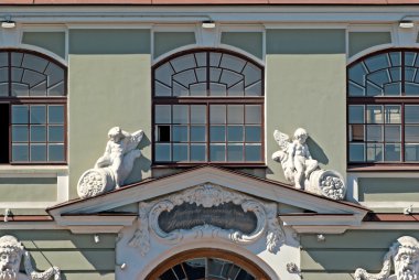 Cephe heykelleri ile.