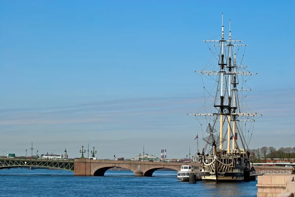 Brug en de schoener. — Stockfoto