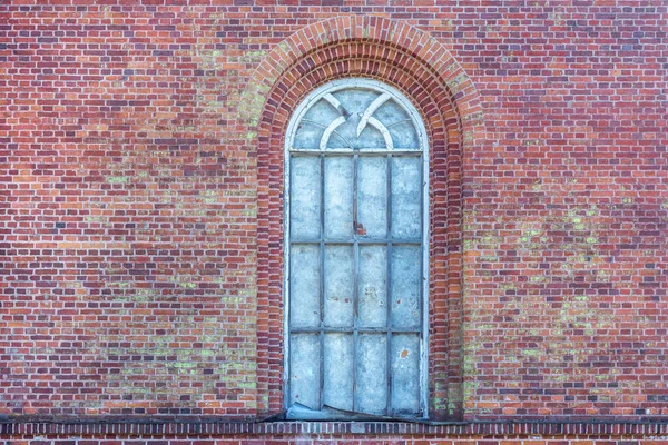 拱形的窗户在古老的红色砖墙的背景上开着一个古老的木制框架 来自世界系列的Windows — 图库照片