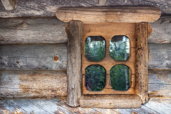 Liten Fönster Väggen Ett Timmerhus Återspegling Gröna Träd Glaset — Stockfoto
