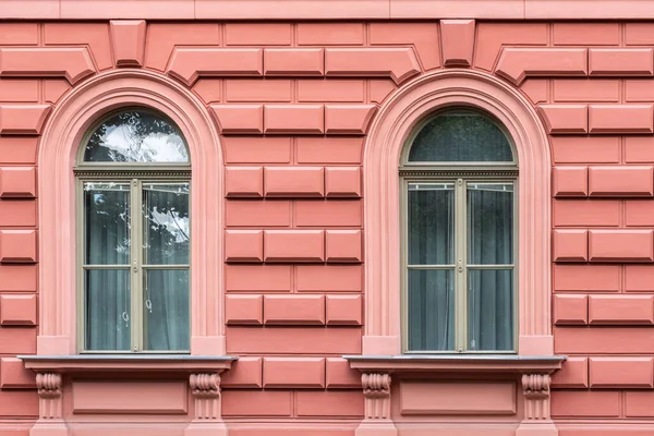 两扇拱形的窗户在粉红色的墙壁背景上 来自世界系列的Windows — 图库照片