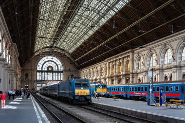 Budapeşte, Macaristan, 02 Temmuz: Budapeşte kenti sakinleri ve ziyaretçileri 2 Temmuz 2018 'de Keleti istasyonunun iç peronunda bir tren bekliyor..