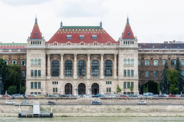 关于多瑙河堤岸和匈牙利布达佩斯技术和经济大学大楼的观点 — 图库照片