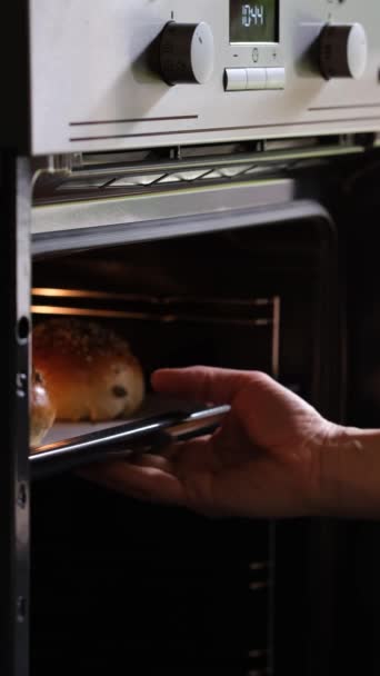 Baker haalt broodjes uit de oven. Hoge kwaliteit FullHD beeldmateriaal — Stockvideo
