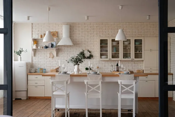 Moderní stylové bílé a lehké dřevo Skandinávský kuchyňský interiér s kuchyňským příslušenstvím. — Stock fotografie