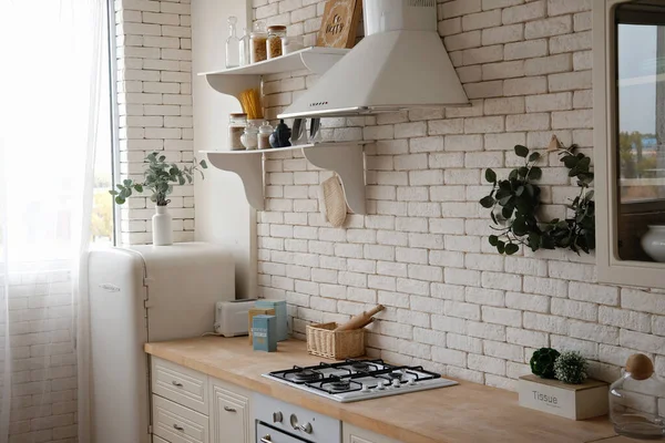 Modern stil beyaz ve hafif ahşap İskandinav mutfağının içi mutfak aksesuarlarıyla dolu.. — Stok fotoğraf