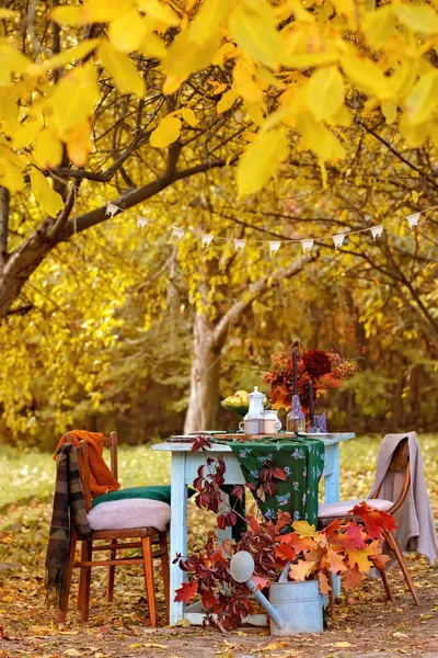 秋季主题节日餐桌布置季节性聚会、杯子、苹果、蜡烛、野花. — 图库照片