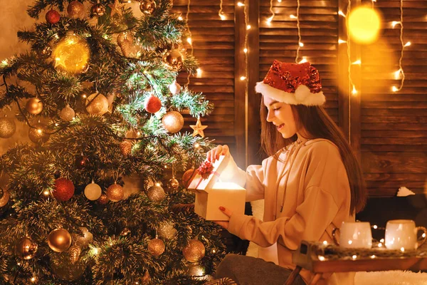 Sevimli Genç Kız Süslü Noel Ağacının Yanındaki Sihirli Hediye Kutusunu - Stok İmaj