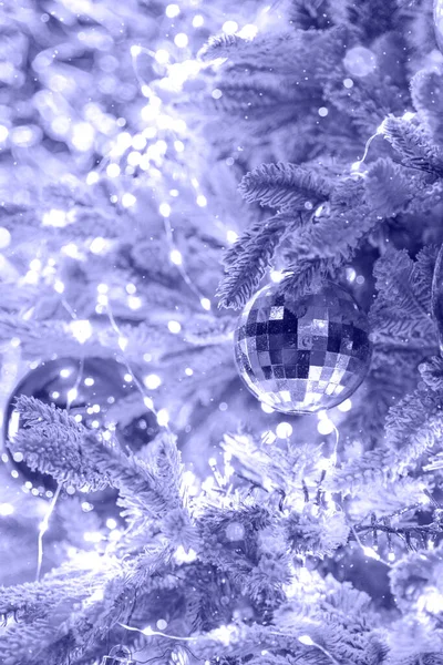 Χριστουγεννιάτικο καθρέφτη βραδιά μπιχλιμπίδι ντίσκο μπάλα με ροζ έλατο δέντρο και γιρλάντα. — Φωτογραφία Αρχείου