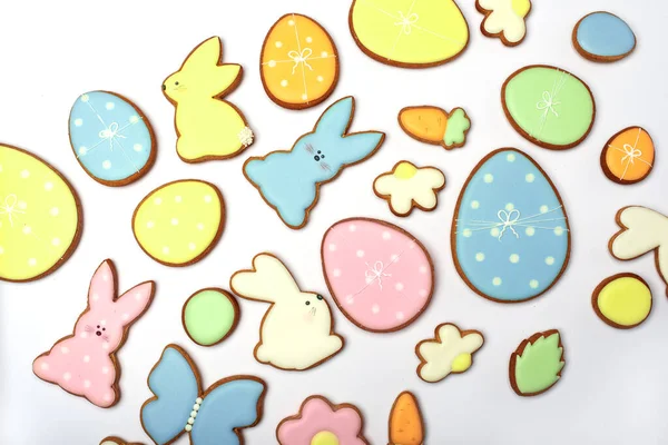 Gingerbread Cookies in shape of eggs and Easter bunny. Happy Easter holiday background concept. — Stock Photo, Image