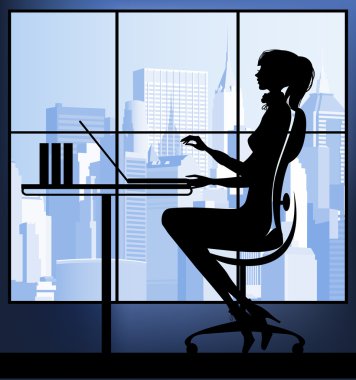 Dizüstü bilgisayarı olan iş kadını