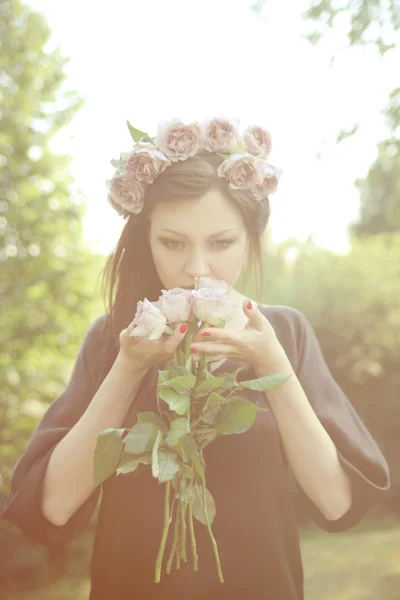 Schönes Mädchen mit Blumenrosen — Stockfoto