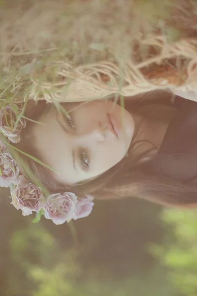 Schönes Mädchen mit Blumenrosen — Stockfoto