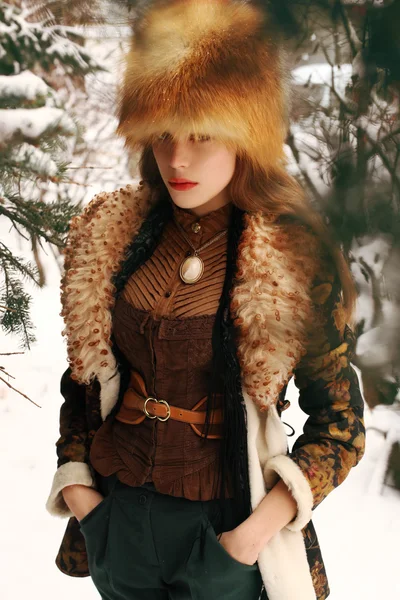 Schöne Mädchen im Winter an Weihnachten. Mode und Schönheit. Stil der Designer-Kleidung. warmes Fell und russische Traditionen am Abend auf dem Bauernhof. — Stockfoto